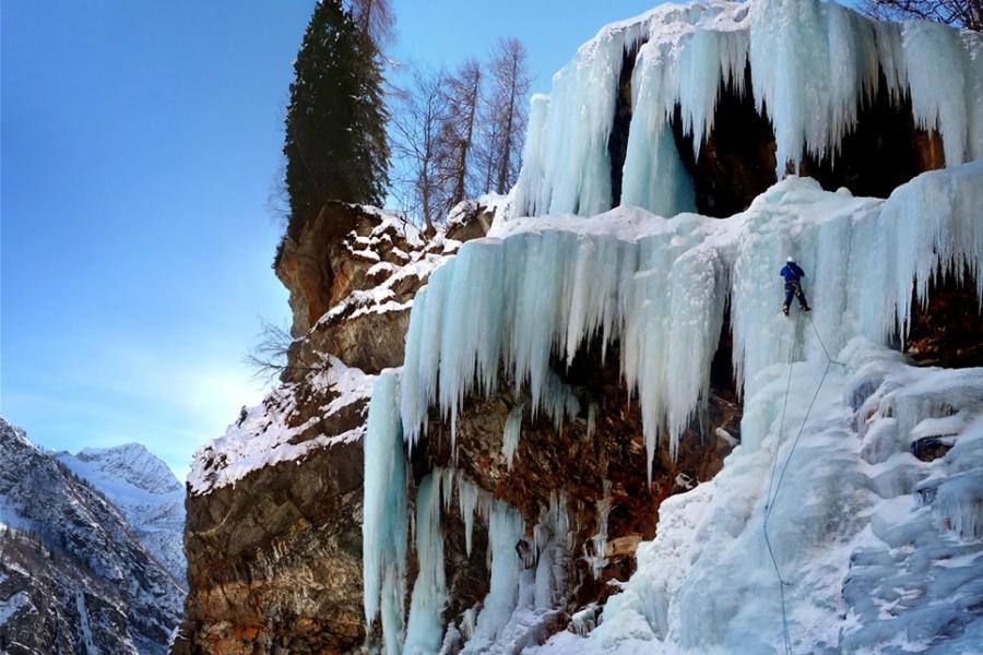 ICE CLIMBING AD ALAGNA