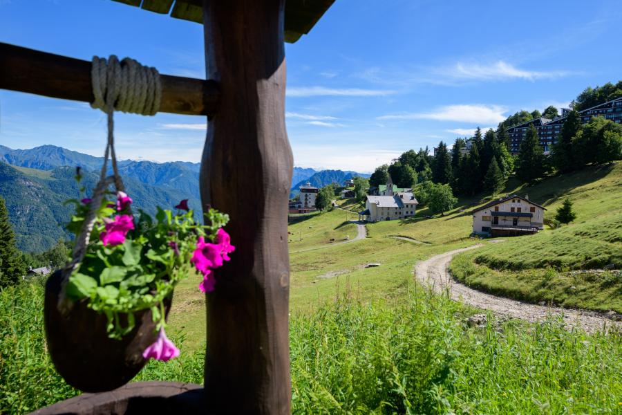 strada con sosta a pagamento