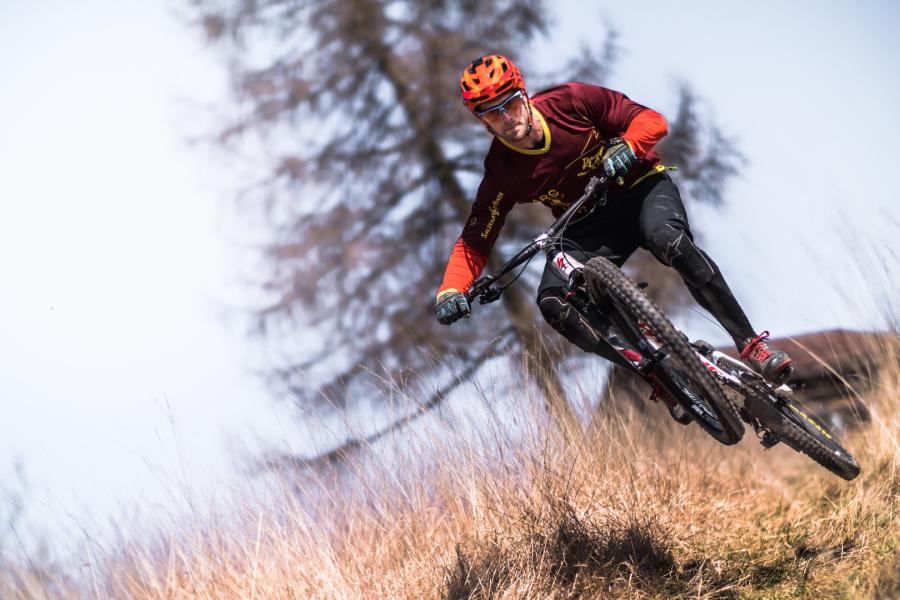 Biker in discesa su sentiero Gara di MTB per giovanissimi - Quarta tappa del Grand Prix VDA