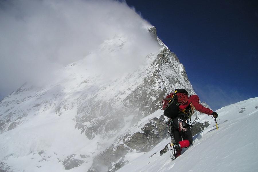 Alpinista scala una cima innevata I mercoledì di Filmontagna - Proiezione del film "Trois petits pas... entre terre et ciel"