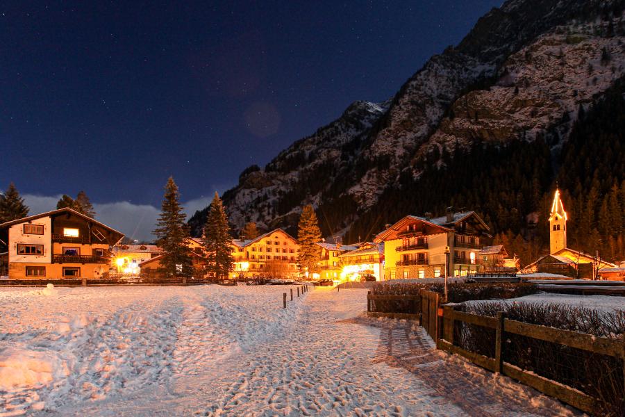 Vue nocturne de Gressoney-Saint-Jean Marché de Noël
