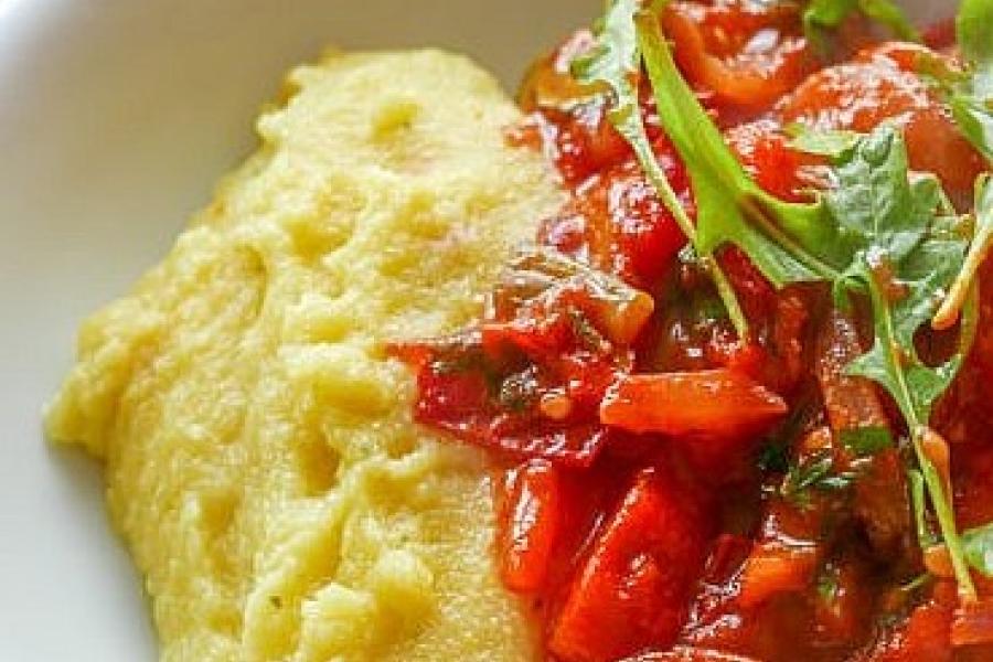 .. Distribuzione di polenta e peperonata - "Insula Platea 1° Maius"