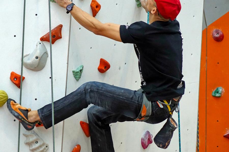 Scalata su parete di arrampicata indoor Inaugurazione del nuovo muro di arrampicata