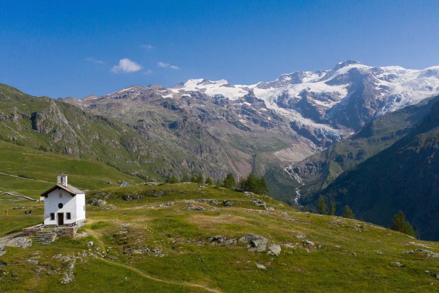 La cappella di Sant'Anna e il Monte Rosa Mercatino di ferragosto all'alpe Sant'Anna