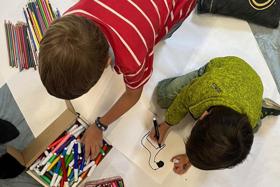 Bambini che colorano Provviste per l'inverno: suoni e colori nel candore della neve