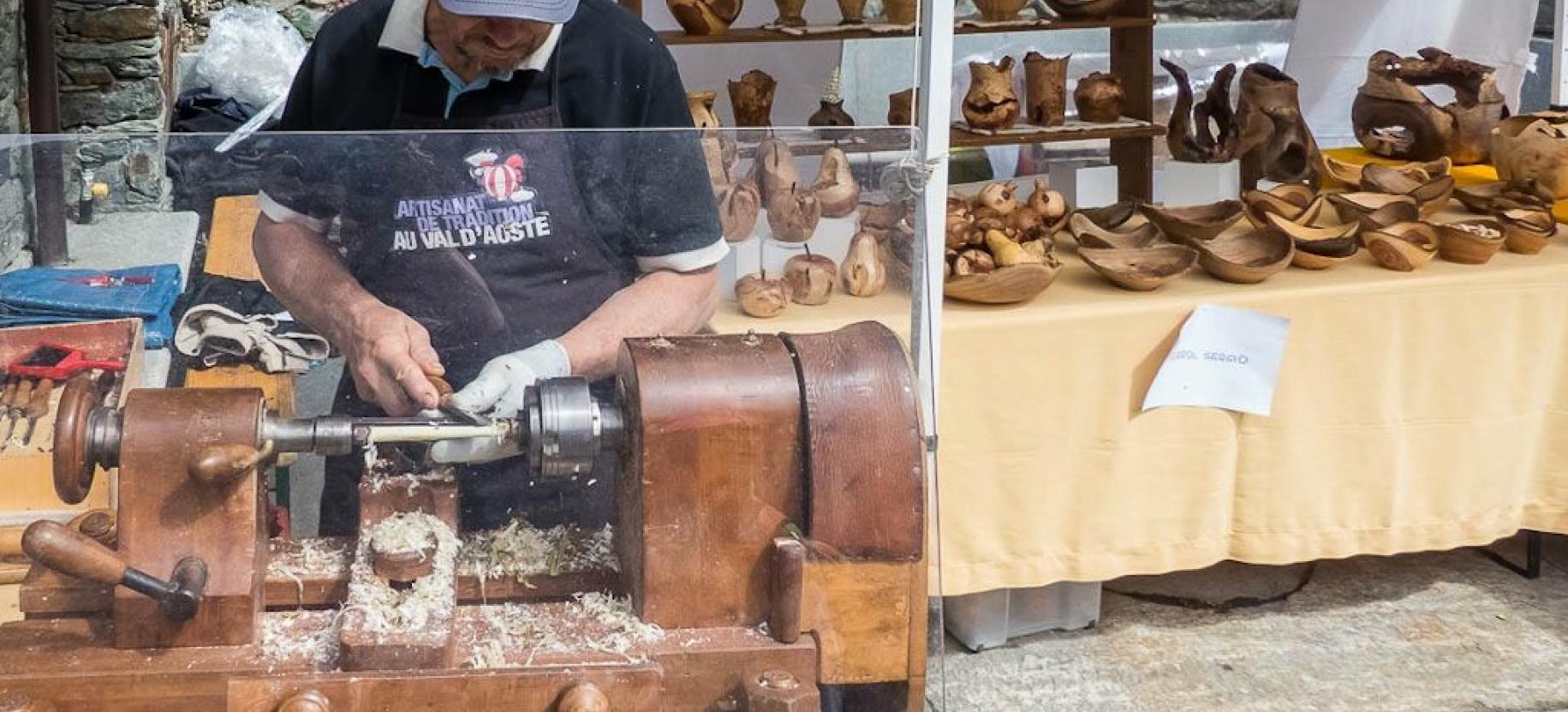 Petit atelier de sculpteurs et artisans à Chamois