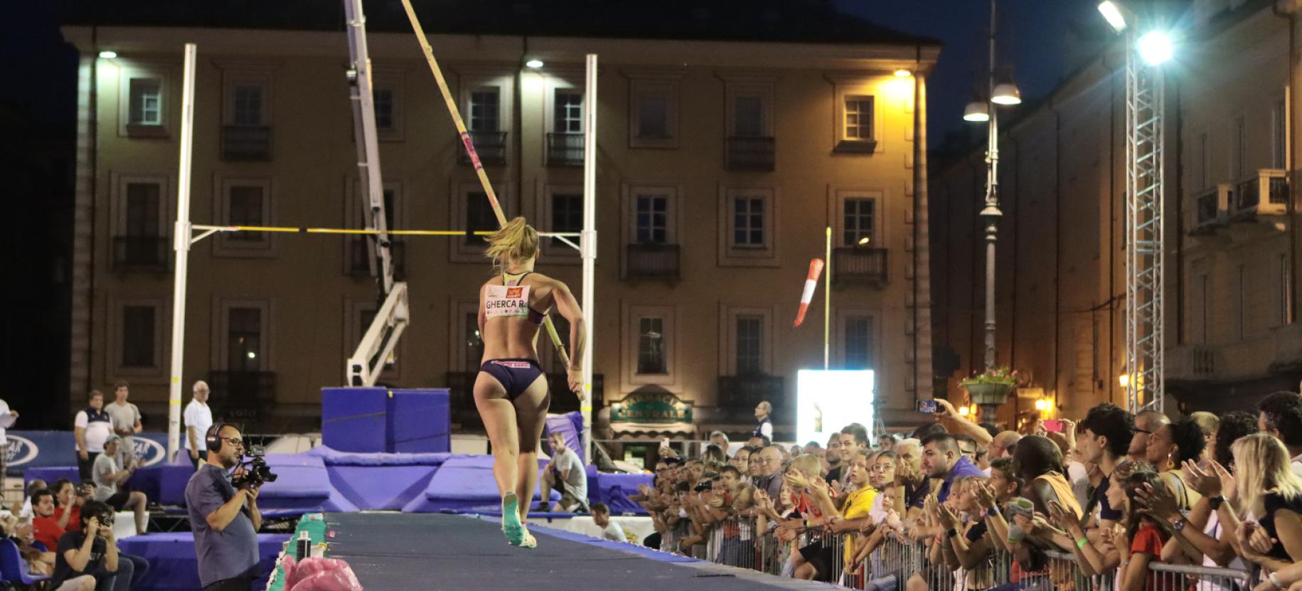 Le saut à la perche sur la place