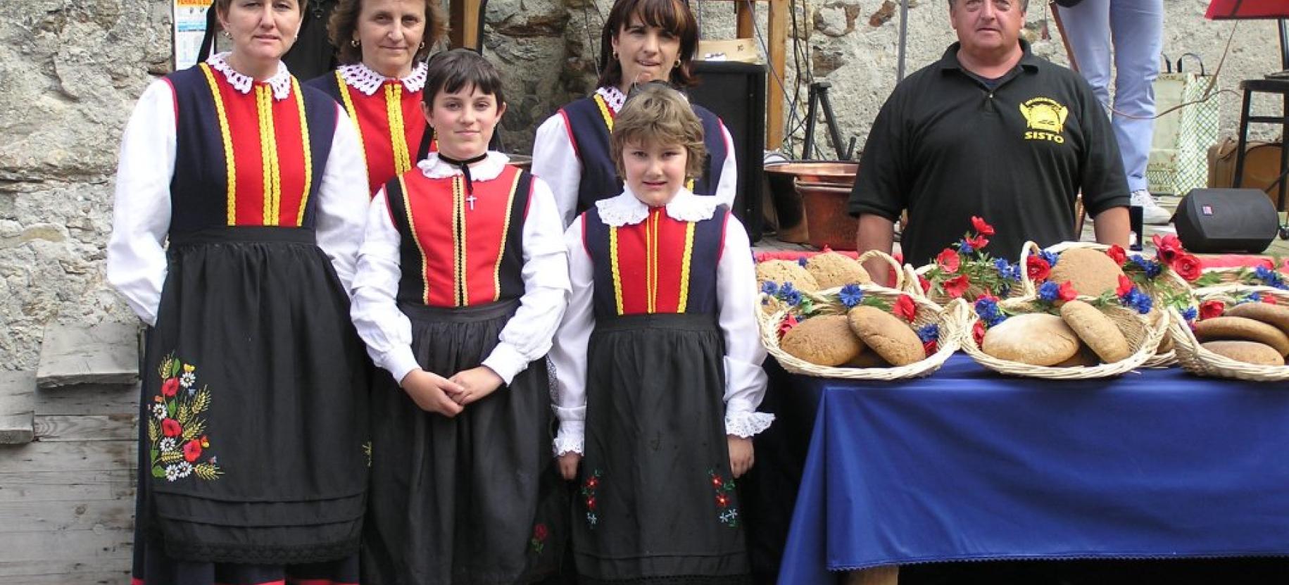 Costume traditionnel de Perloz  Fehta dou pan ner (Fête du pain de seigle)