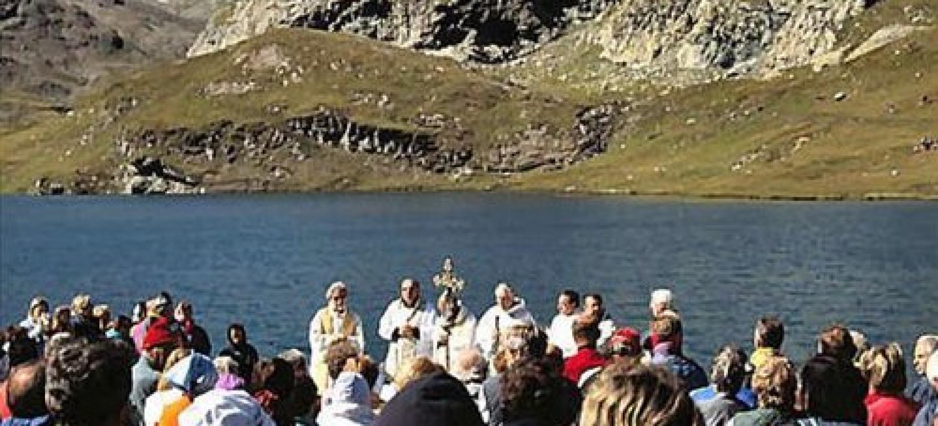 Fidèles recueillis pour la prière  Fête de la Vierge des Neiges au Sanctuaire de Miserin