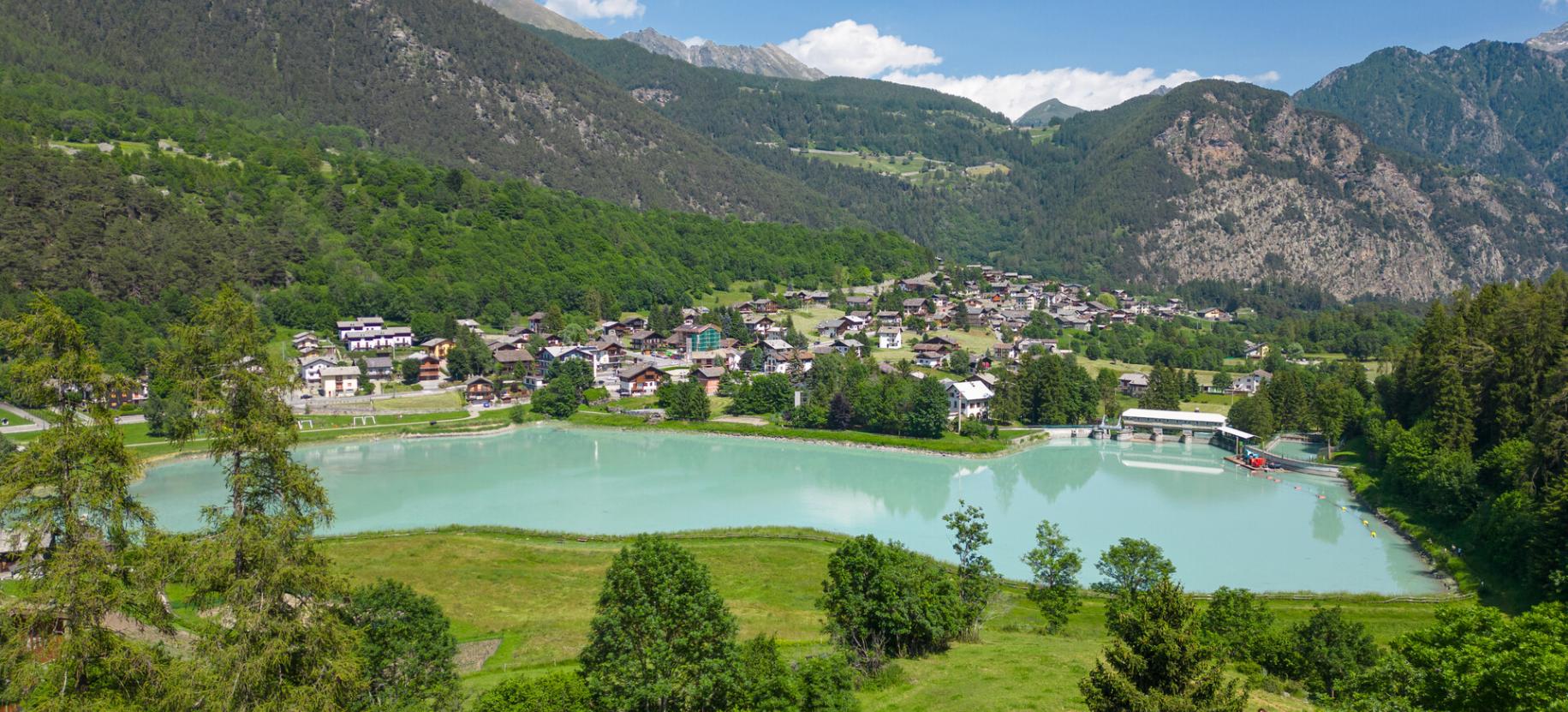 veduta laghetto Brusson  Gara di barche a remi