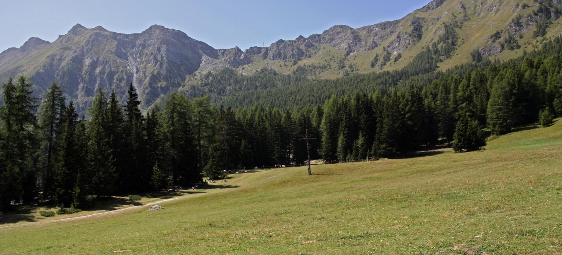 Il prato di Barmasc con lo Zerbion sullo sfondo a sinistra.