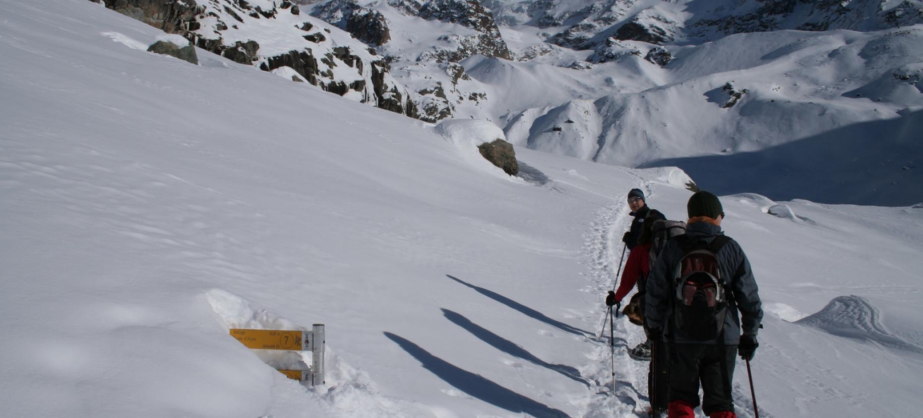Il cartello del sentiero per il Rifugio Mezzalama emerge appena dalla neve.