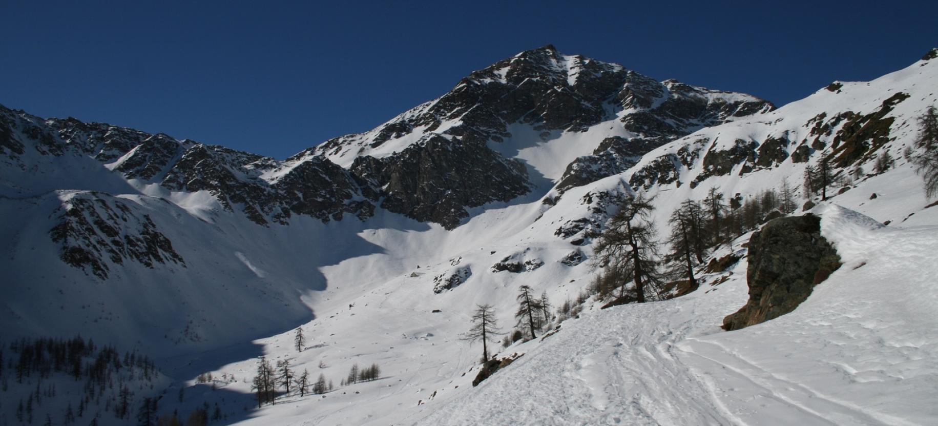 La strada sale verso il rifugio.