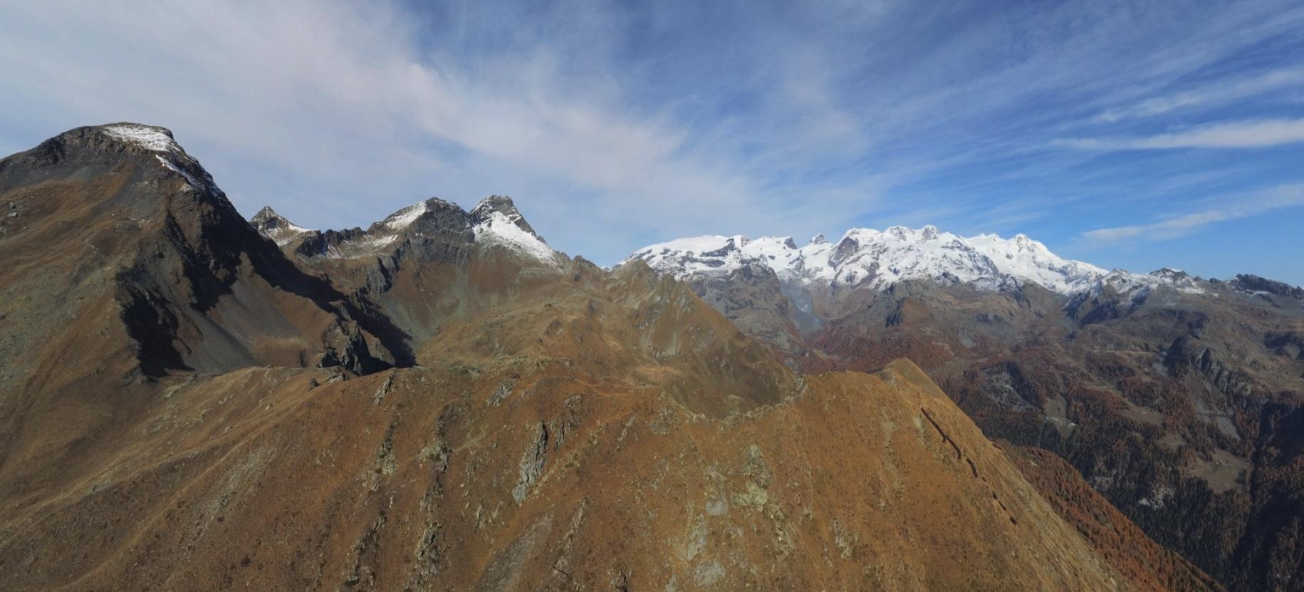 Panoramica aerea autunnale del Facciabella con Becca di Nana, gruppo dei Tournalin e Rosa sullo sfondo.