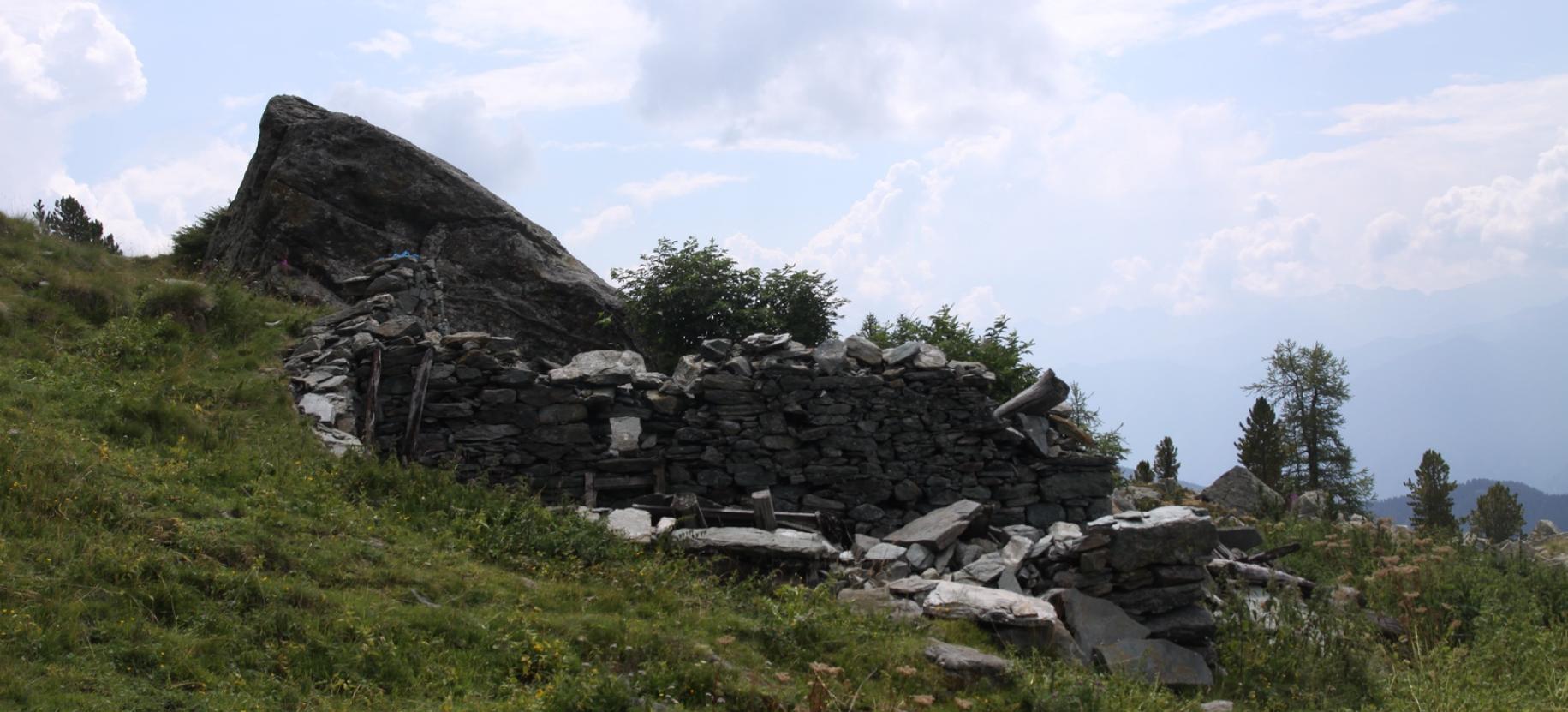 I ruderi dell’Alpe Bussola.