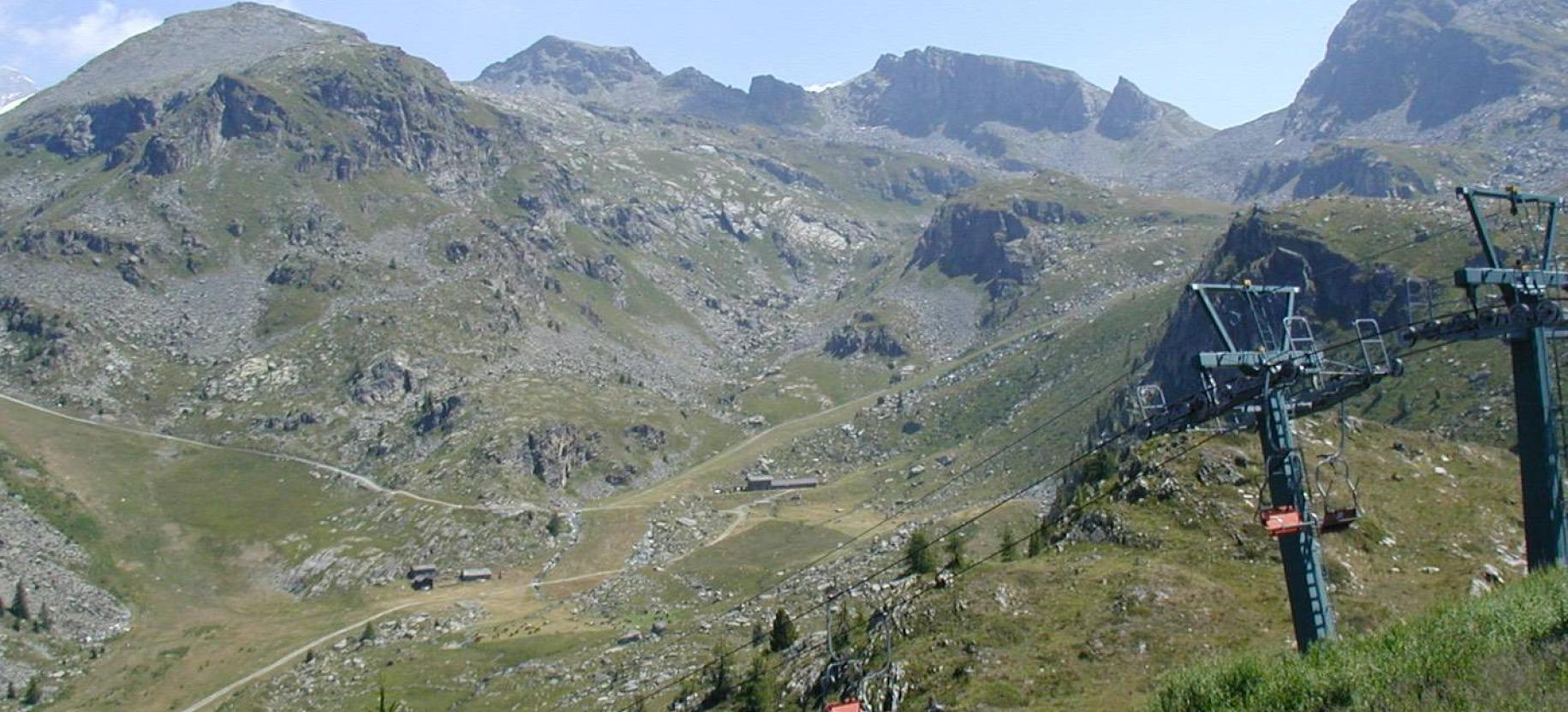 Vista dal Rifugio Belvedere, la strada che sale al Ciarcerio e il M. Bettaforca sullo sfondo a sinistra.
