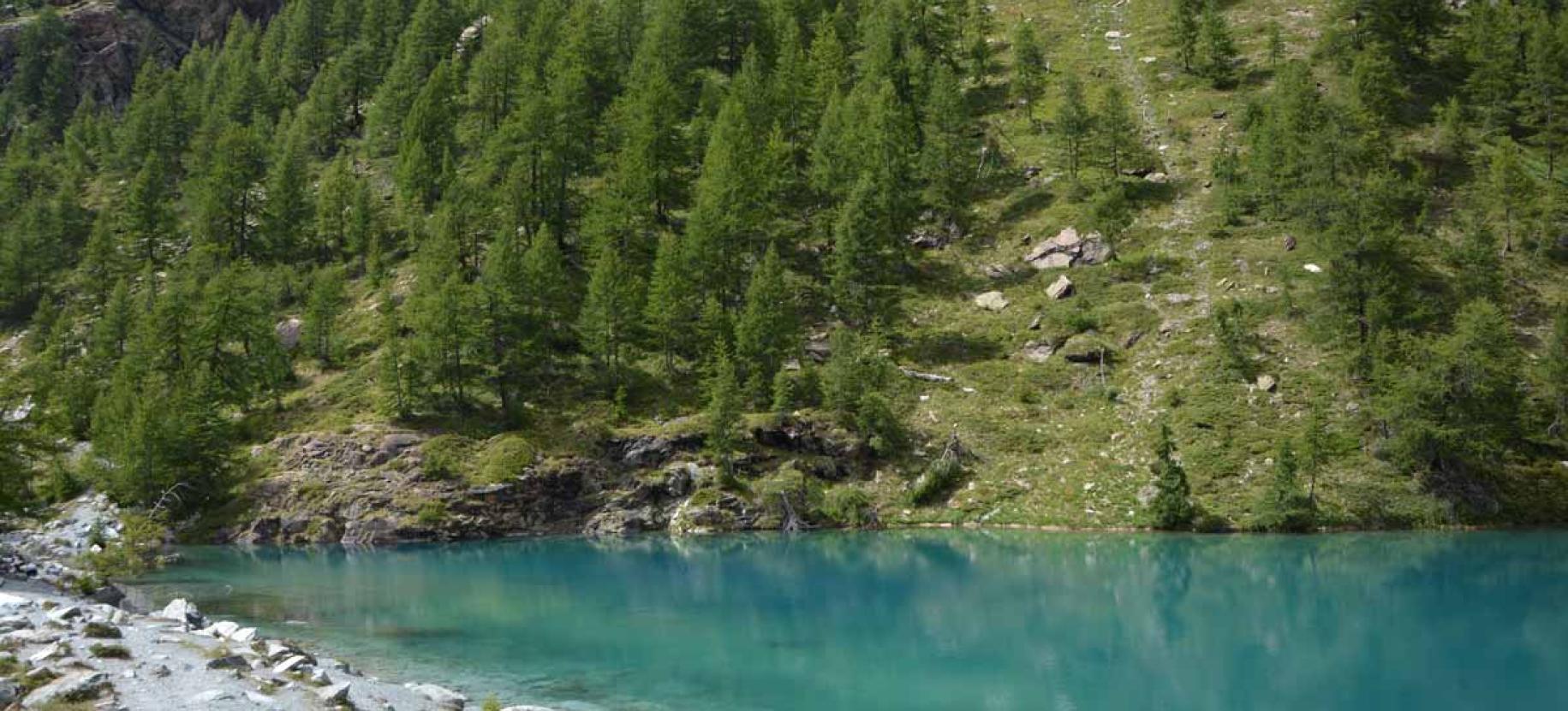 Lago Blu, a turquoise jewel in the ice