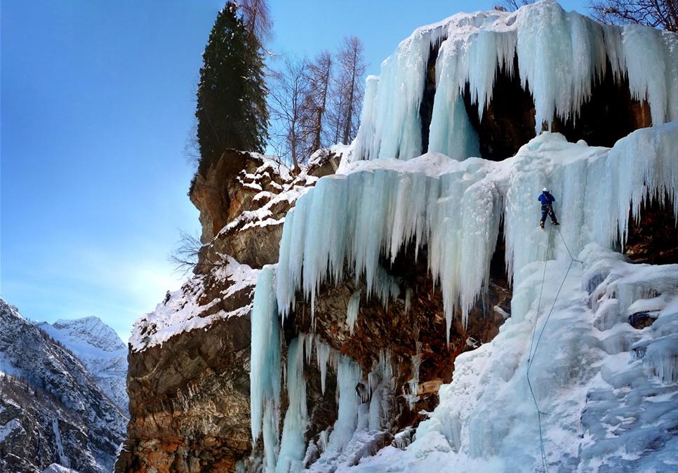 ICE-CLIMBING IN ALAGNA
