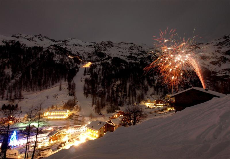 Spectaculaire Retraite aux Flambeaux des Ténors du Ski Descente aux flambeaux de fin d'année des moniteurs de ski et des guides de haute montagne