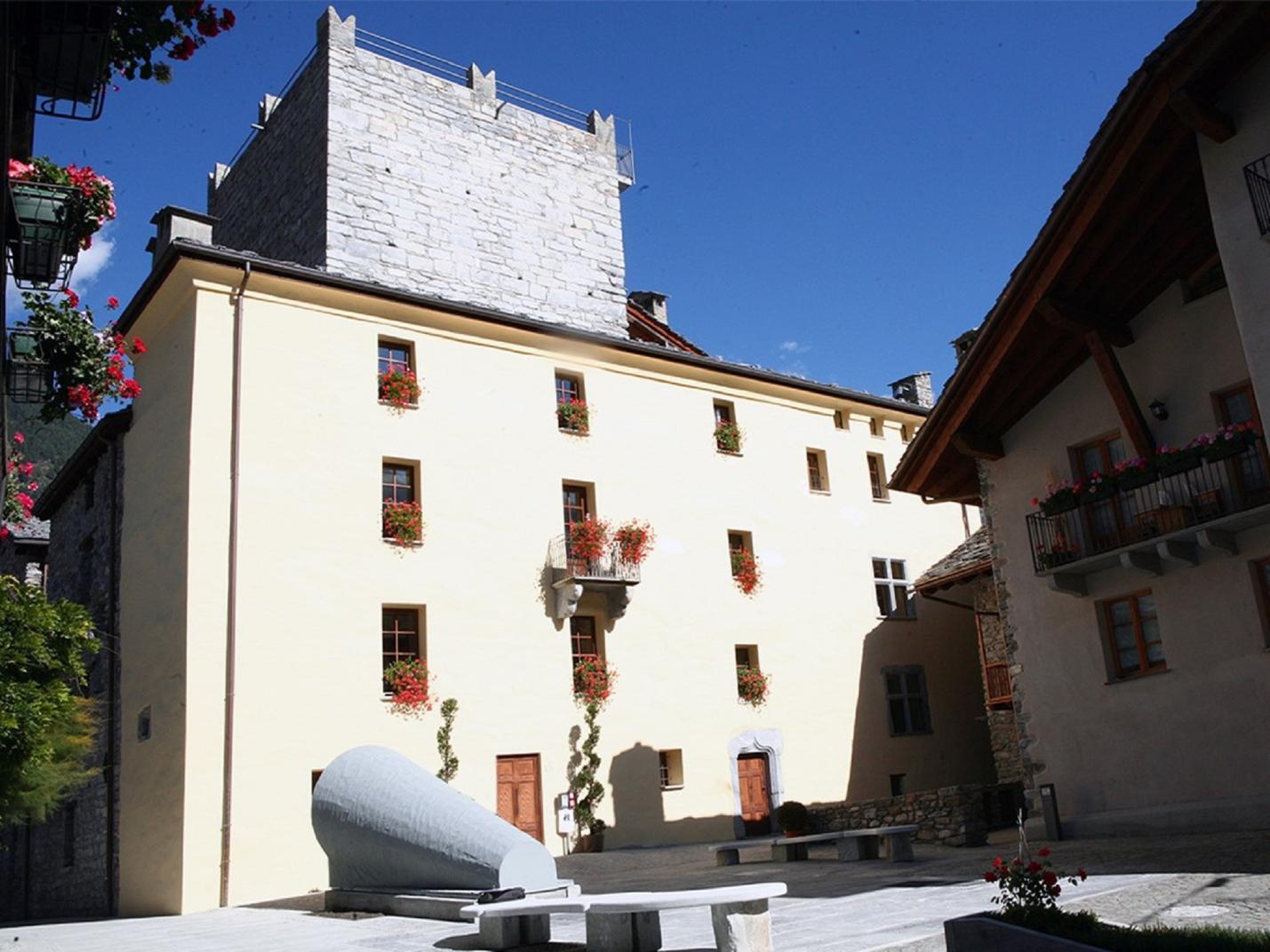 Tour de l'Archet  Wolves and other animals