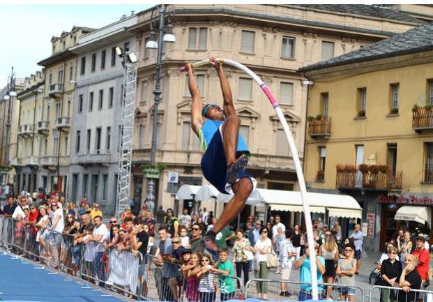 Le saut à la perche sur la place