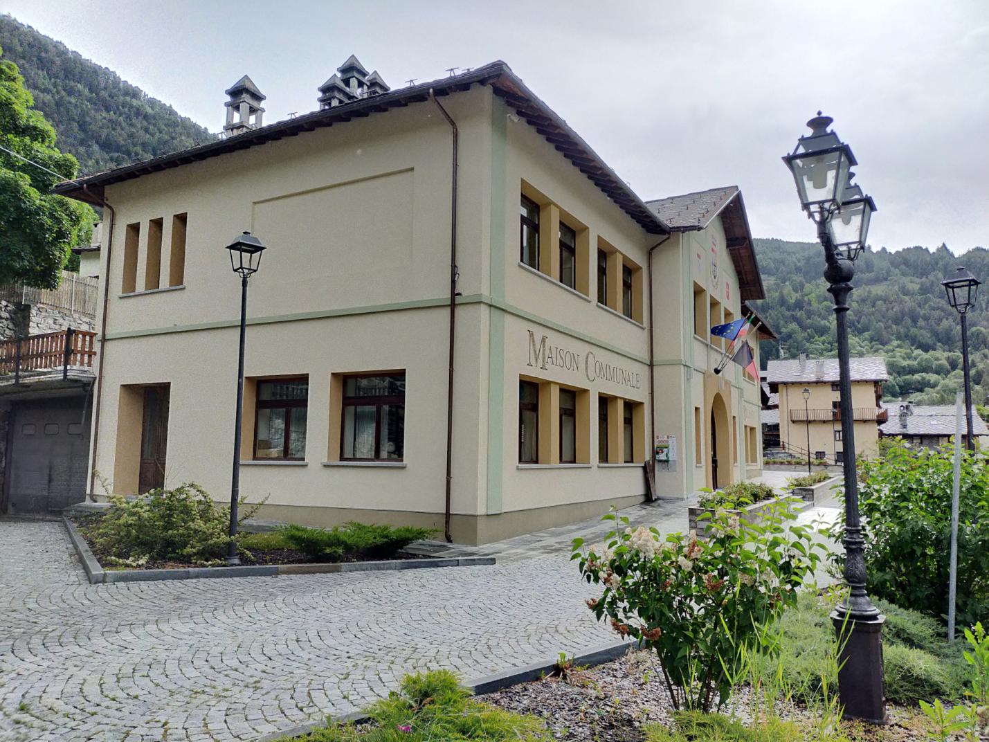 Municipio Brusson  Vetrofanie: presentazione de Il dovere e il ricordo
