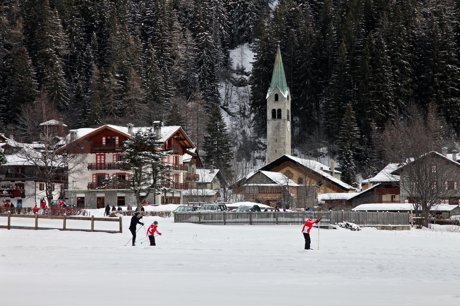 Cross-country skiing by night