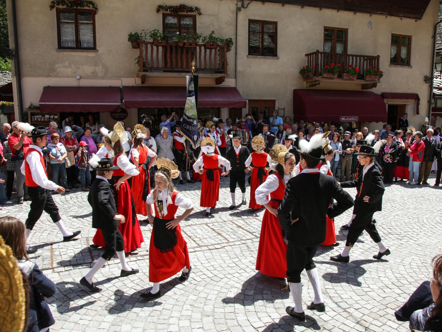 Esibizione del gruppo folkloristico di Gressoney "Greschòneyer Trachtengruppe"