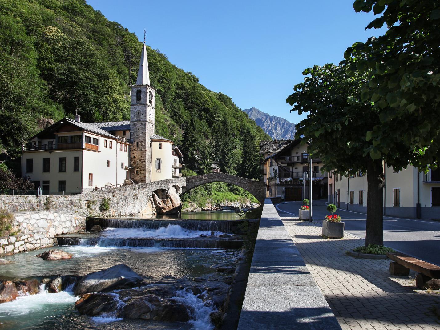 Mostra "Pennelli, tessuti e tradizioni"