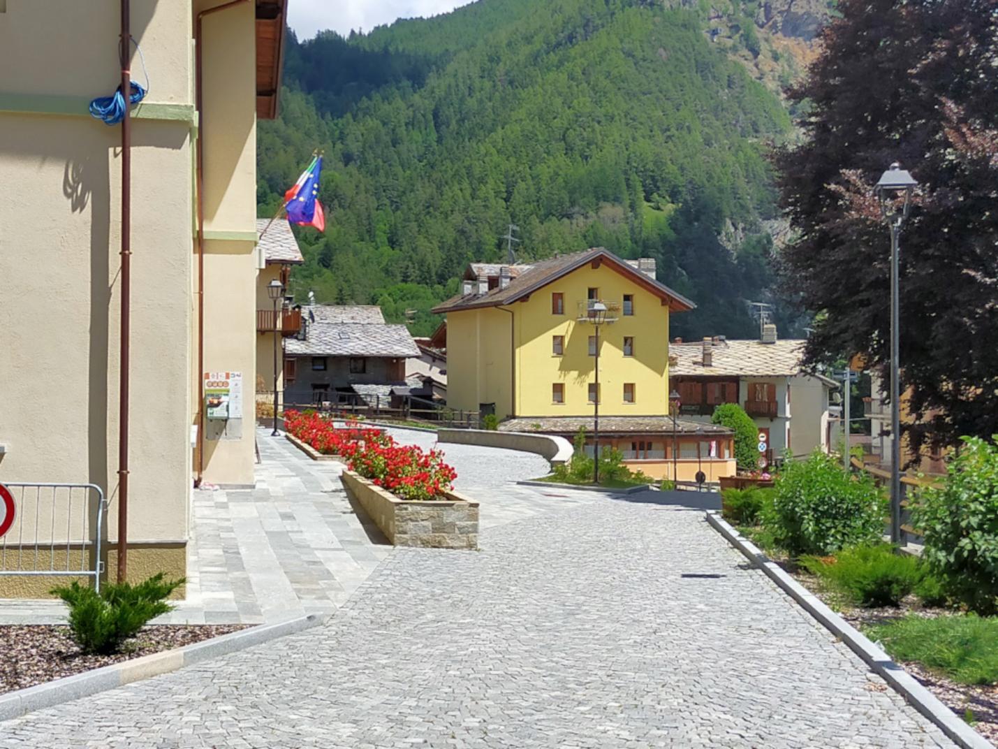 Piazza del Municipio  Yoga Monterosa: Sentieri di realizzazione