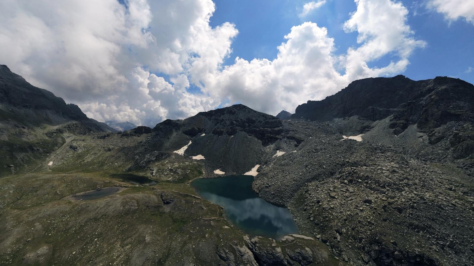 Panoramica aerea dei Laghi Pinter, con il Colle Pinter a sinistra e la Gran Cima a destra 