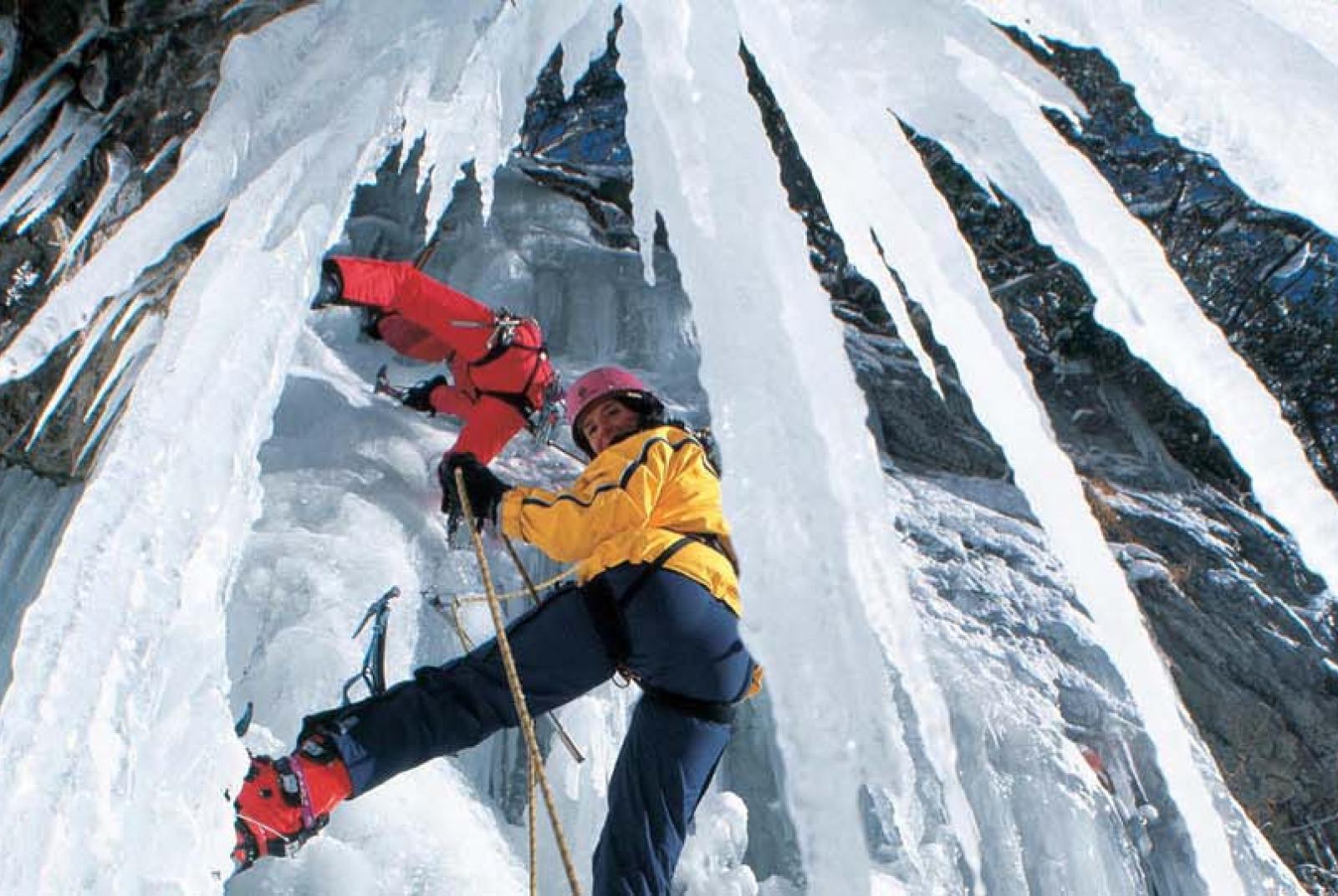 CASCADE DE GLACE AVEC LES GUIDES ALPINS D’AYAS