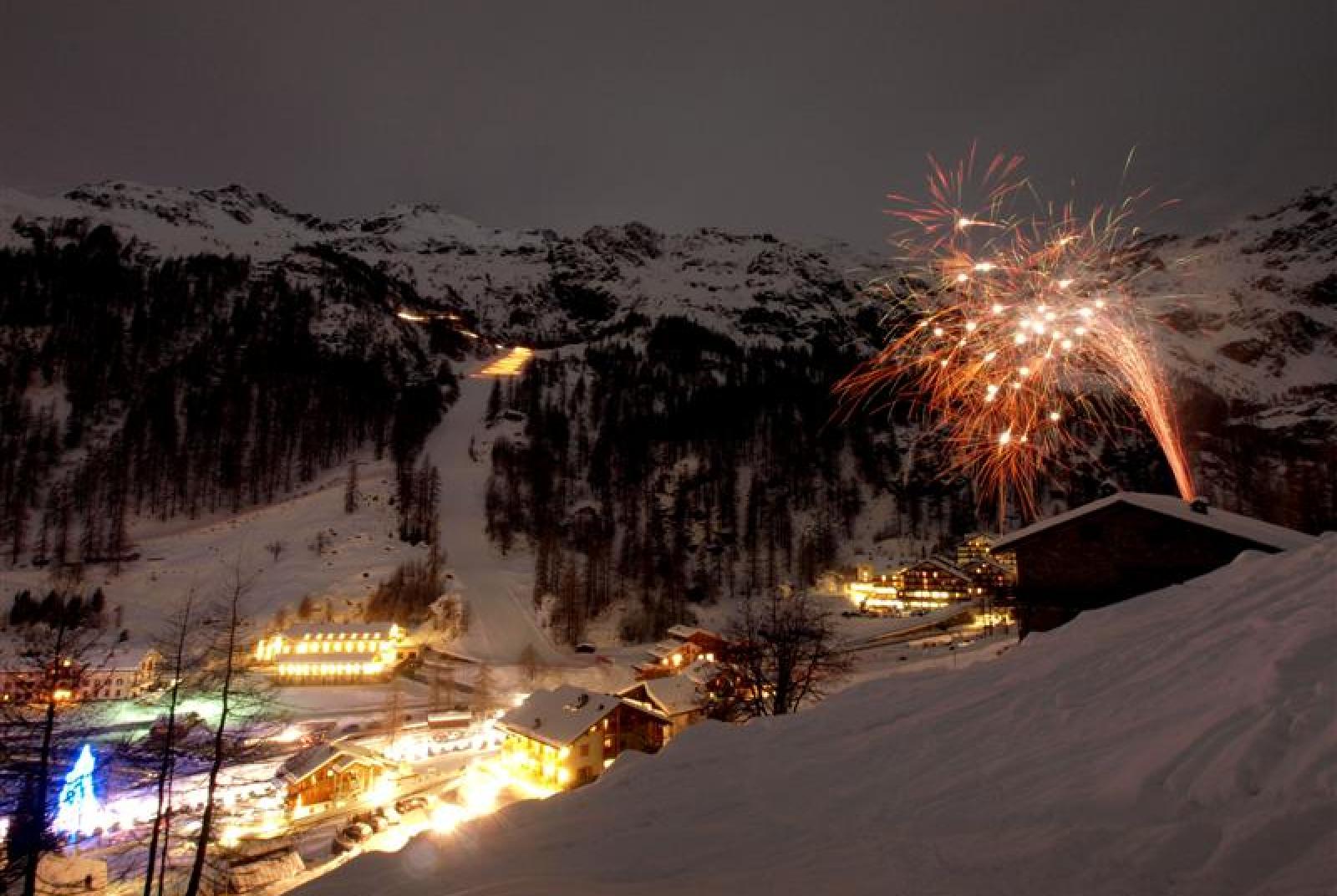 Torchlight descent with the ski instructors and the alpine guides