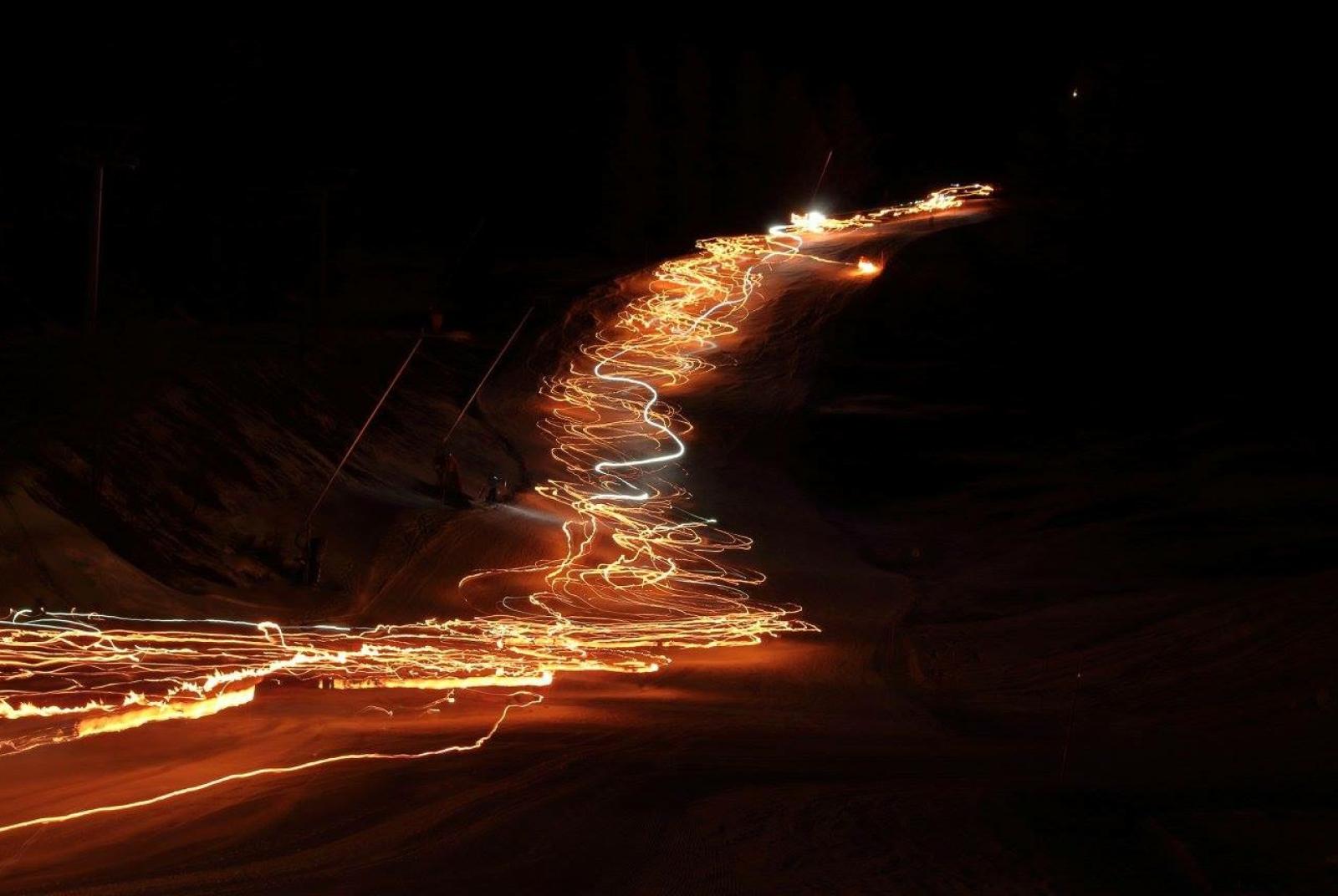 .. Descente aux flambeaux sur les pistes de ski alpin