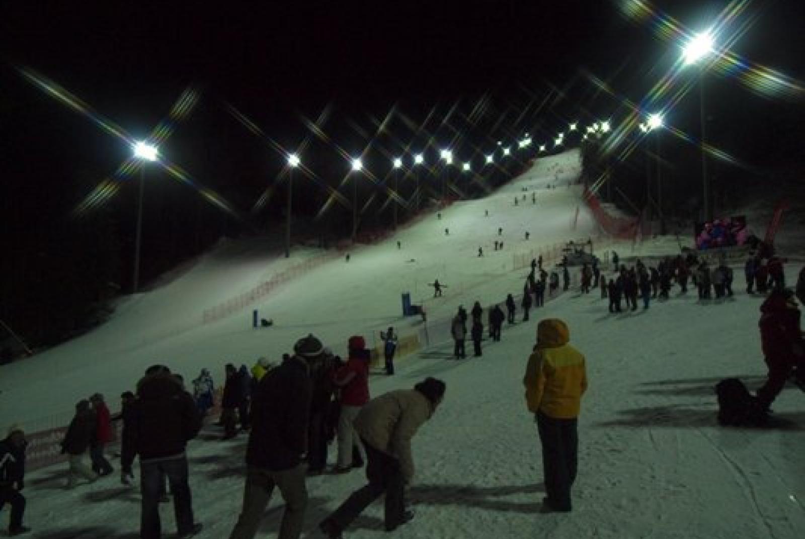 .. Torchlight descent on the occasion of the night opening of the legendary piste "Leonardo David"
