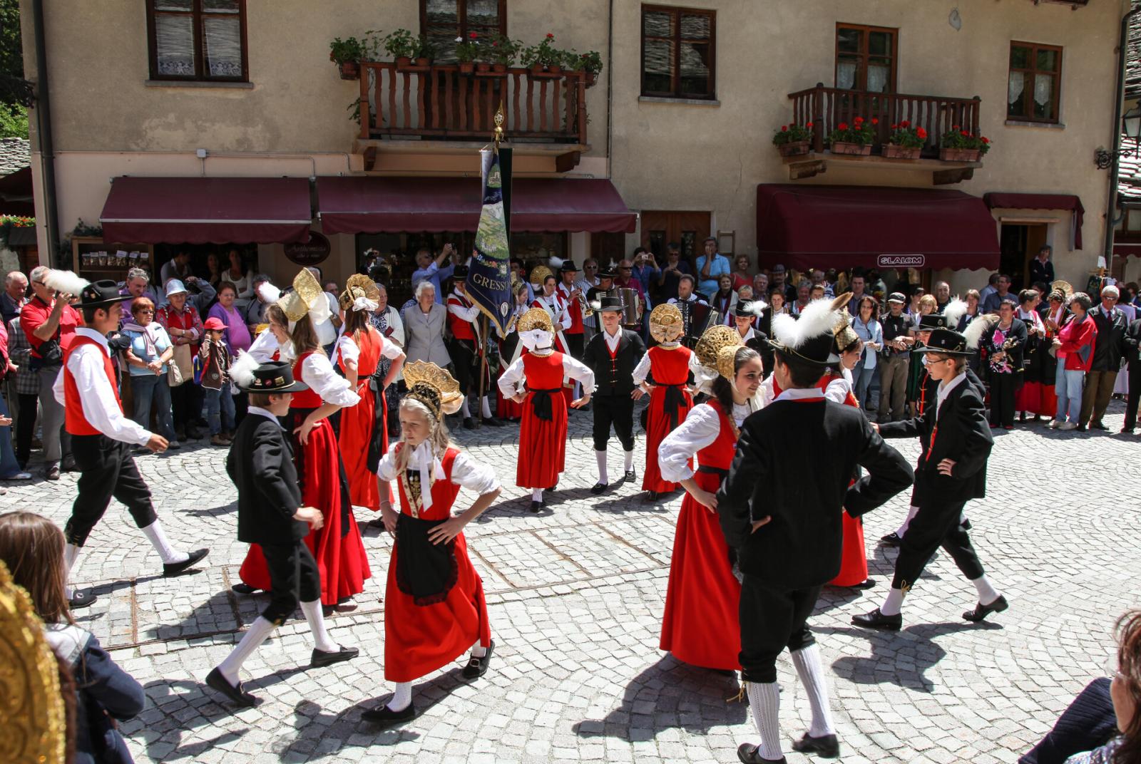 Performance of the folk group "Greschòneyer Trachtengruppe"