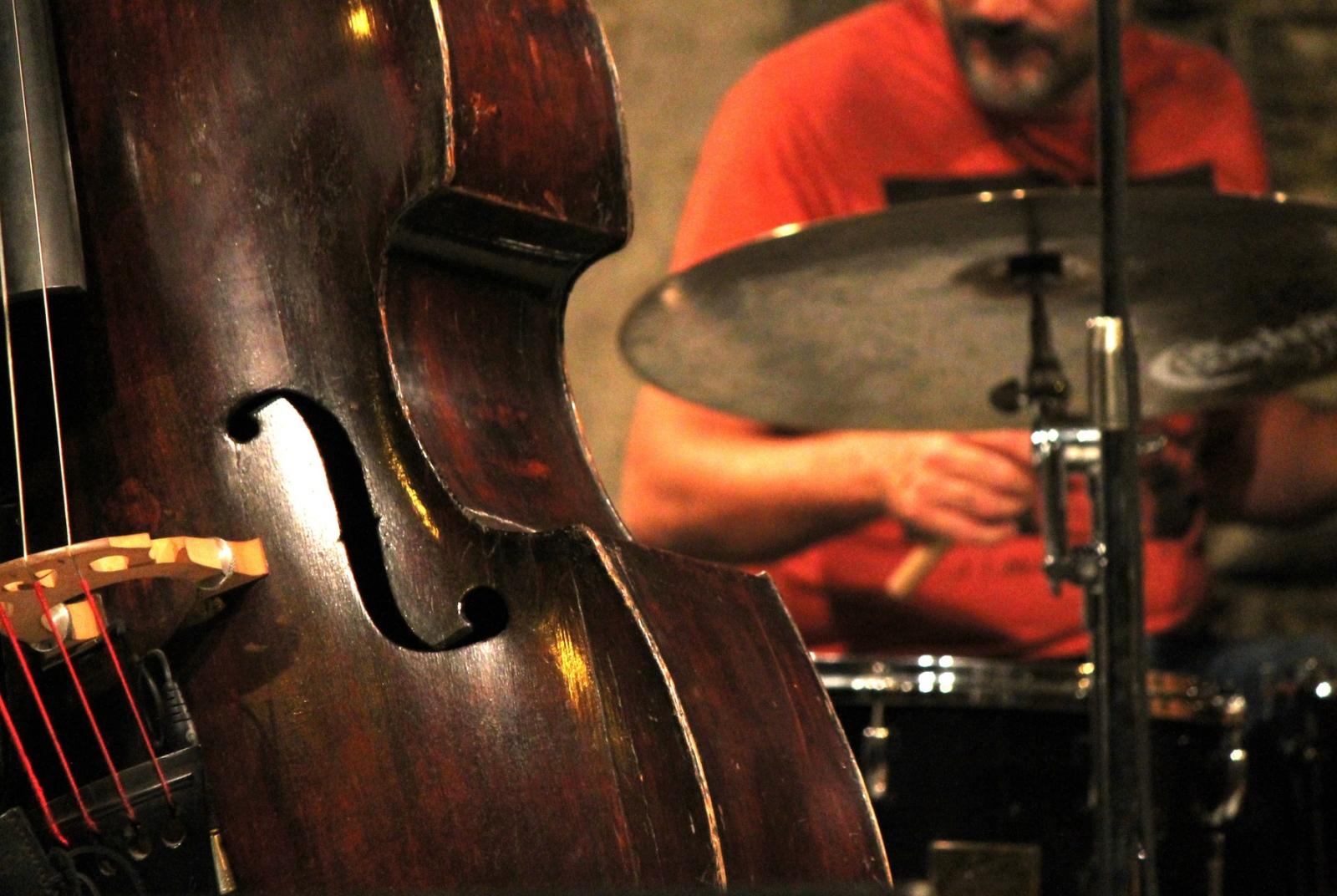 Violoncello e batteria Concerto del gruppo "Le bistrot des Nuages"