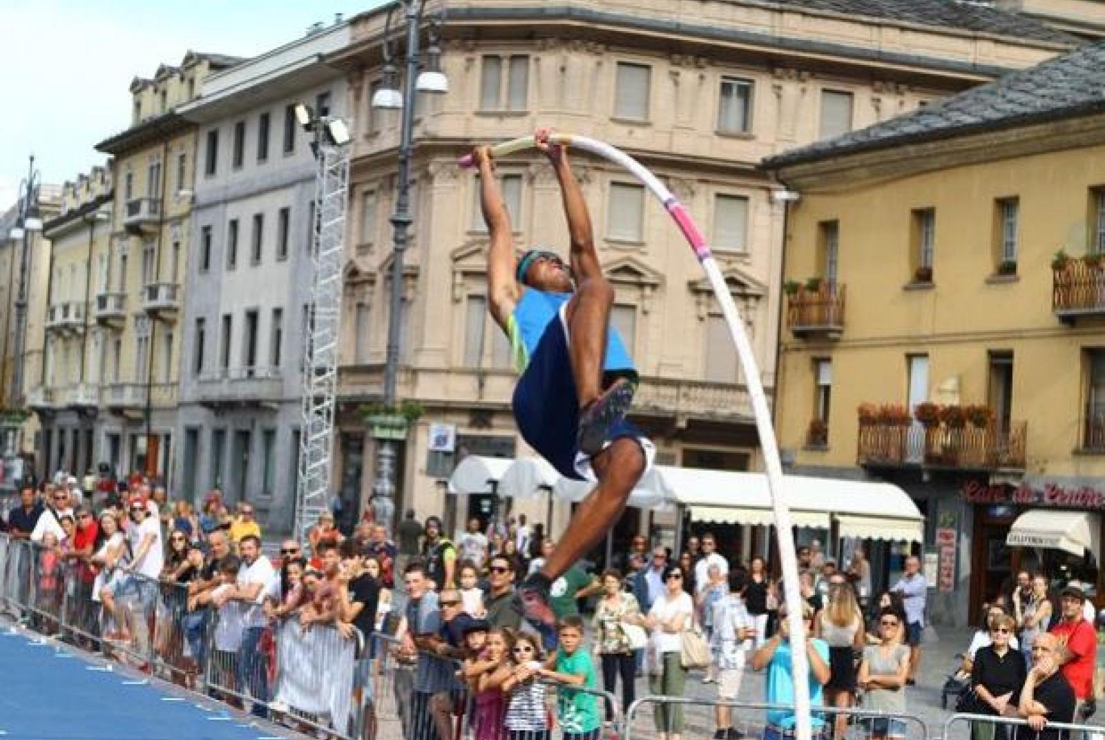 Le saut à la perche sur la place