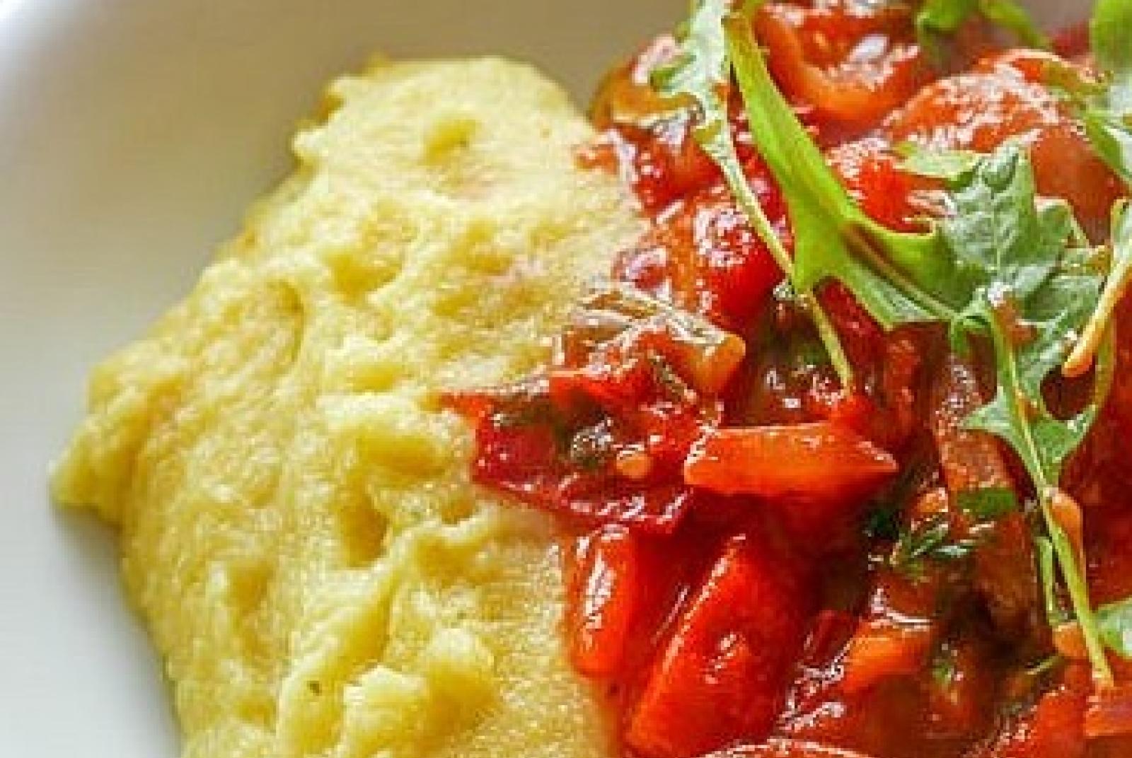 .. Distribuzione di polenta e peperonata - "Insula Platea 1° Maius"