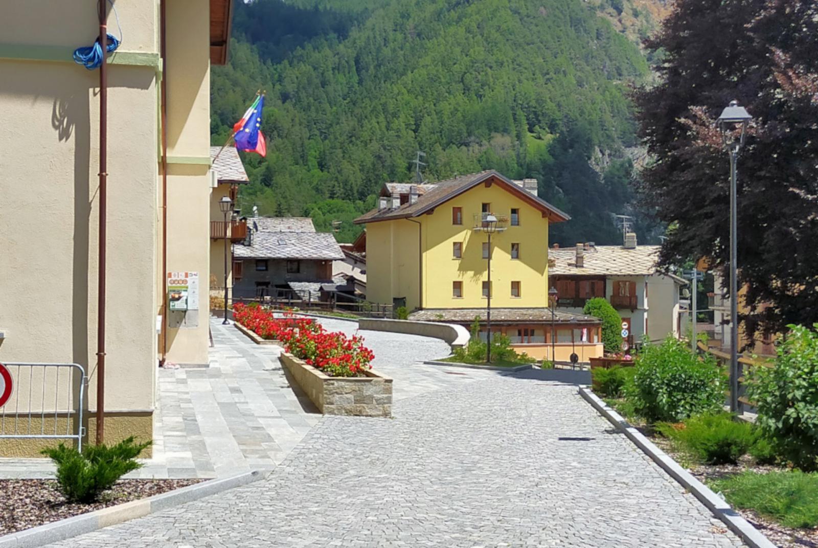 Piazza Municipio  Lire à la montagne: La combe sombre