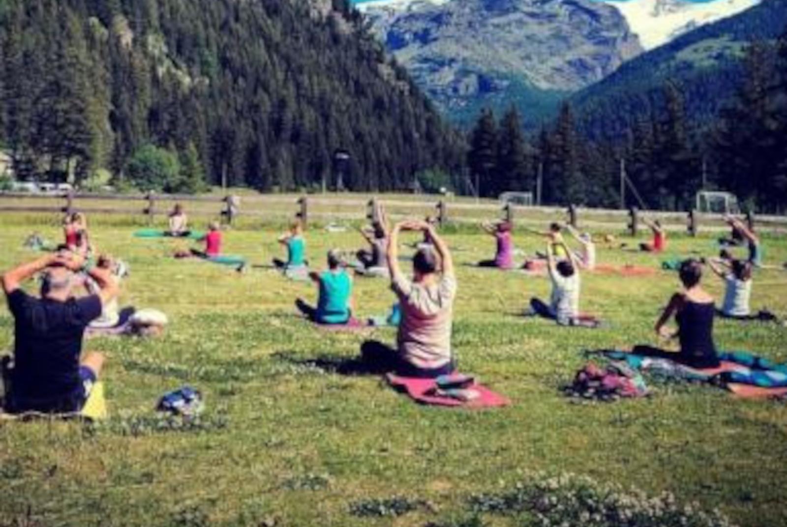 Persone dedite allo yoga  Festival de Yoga Monterosa entre La Terre et le Ciel