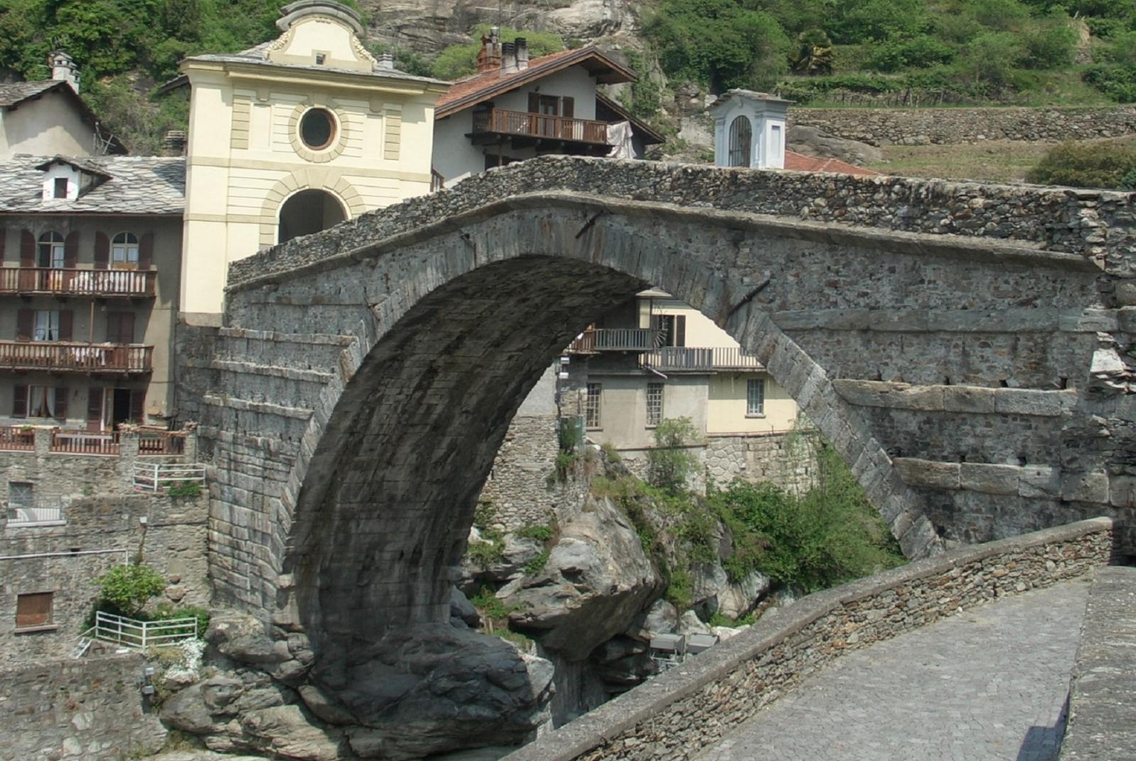 Ponte romano di Pont-Saint-Martin Crocetta Più in Tour