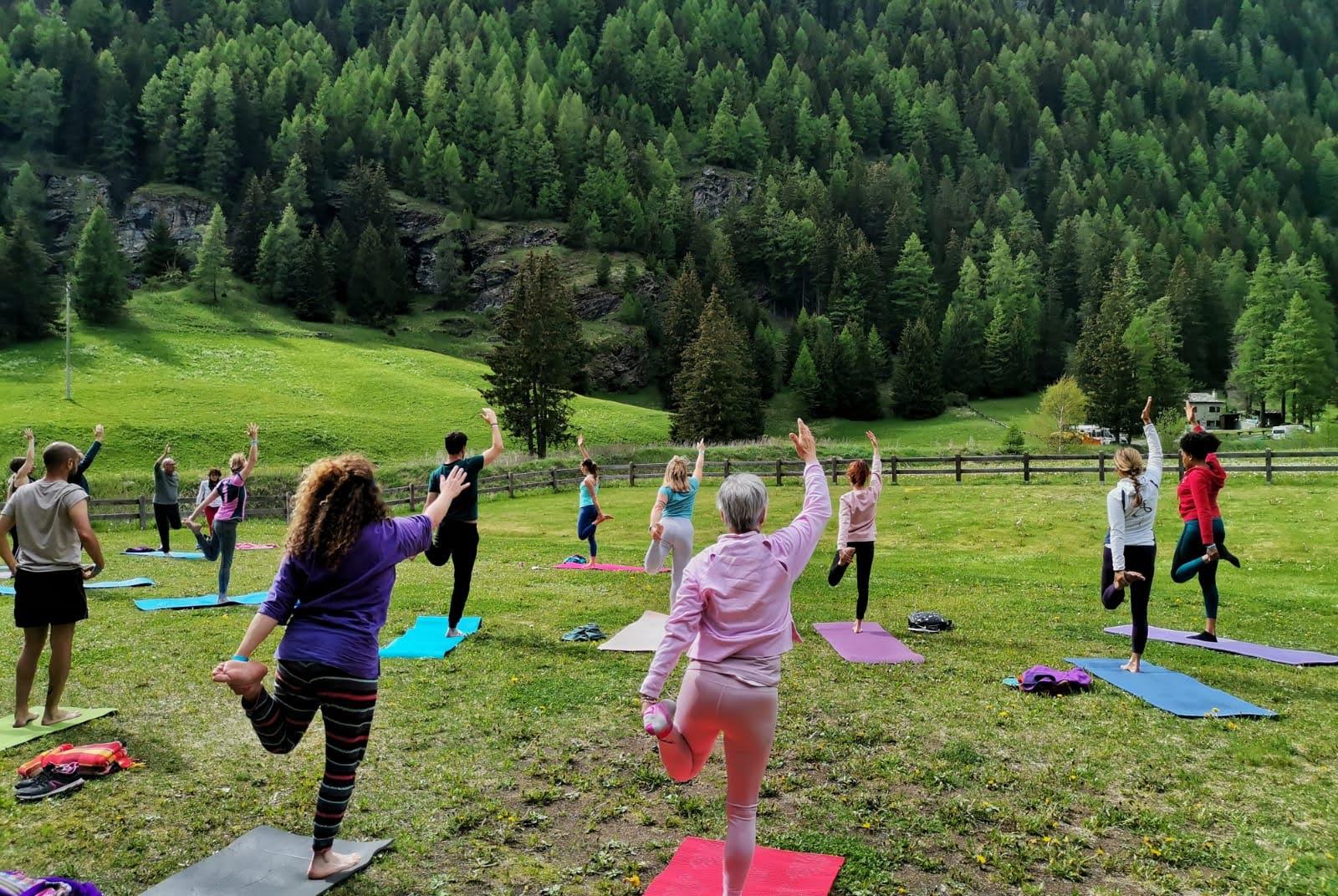 Lezione di Yoga all'aperto YogaMonterosa Festival